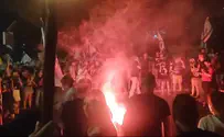 Протестующие прорвались через заграждения – и разожгли костер
