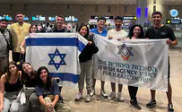 צעירים פושטים מדים ויוצאים לשליחות