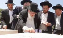 צילום: מוטי גלזר ראש הישיבה התייפח על קבר בנו וביקש על בני הישיבות