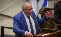 צילום: נעם מושקוביץ, דוברות הכנסת ליברמן חשף את מכשיר הסלולר ה"טיפש" שלו