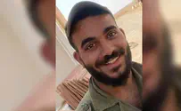 Hundreds pray for injured soldier at the Western Wall