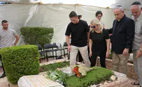 Prime Minister Netanyahu recites Kaddish by brother Yoni's grave