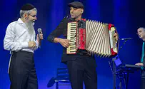 החיבור בין המופע של פריד לכיכר החטופים