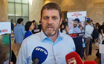 הפצ"רית יורקת בפרצופה של הדמוקרטיה