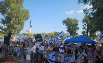 הפגנה מול בית הדין שהאריך את מעצר הלוחמים