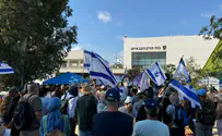 כתב חדשות 13 הותקף בהפגנה בבסיס בית ליד