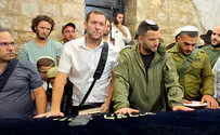 גיא הוכמן התפלל לרפואת אימו בקבר יוסף