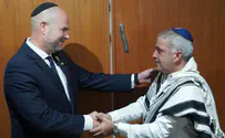 המזוזה בשגרירות החדשה - מכפר עזה