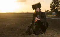 שניים אוחזין בנשק