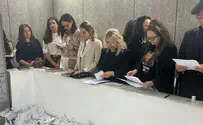 שרה נתניהו ומשפחות חטופים ביקרו בקבר הרבי