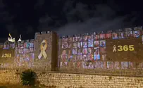 Фотографии заложников спроецированы на стены в Иерусалиме