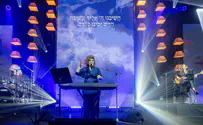 אלפי נשים שרו והתפללו: 'פתח שערי שמיים'