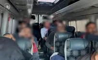 כרזות בנושא החטופים על רכבם של שב"חים