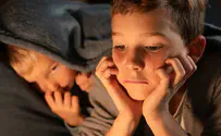 Child of fallen soldier shocks room into silence