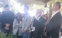 הרב איזמן בבית העלמין: זוקפים קומה מחדש