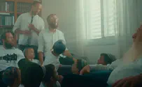 משפחת וייצן שרה במקום נפילתו של עמיחי