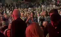 כך התקבל גלנט בהופעה של שלמה ארצי