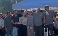 Family of fallen soldier sings next to his grave