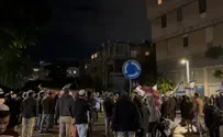 "תתפטרי!": הפגנה מול ביתה של היועמ"שית