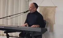 Yonatan Razel plays in memory of fallen soldier