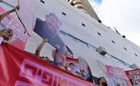 שלט "ברוכים הבאים לדיקטטורה" ומיצג "דם"