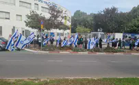 שרשרת אנושית עם דגלי ישראל בדרך להלוויה