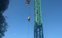 Женщина спасена от падения с высокого крана в Петах-Тикве. Видео