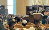 צפו: החיילים פצחו בריקוד עם הרב הראשי