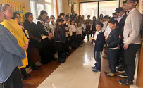 נרות חנוכה כמניין החטופים בעזה