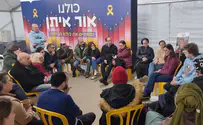 צילום: ערוץ 7 מפגש מרגש: עקורים מגוש קטיף הגיעו לכיכר החטופים