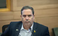 דמוקרטיה באזיקים