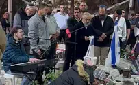 צילום: זאביק הראל מצמרר: אורי ויזל שר על קבר אחיו אלקנה הי"ד