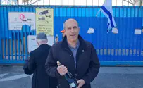 Арье Кинг с шампанским в честь закрытия штаб-квартиры БАПОР