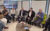 תיעוד: שליחו של טראמפ נפגש עם התצפיתניות