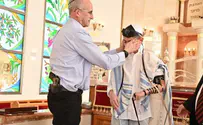 הרופא הניח תפילין לנער שהציל לפני 12 שנה