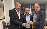 Special mezuzah presented to Israeli Consulate in New York