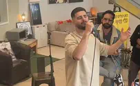 צפו: עדן חסון שר "שקיעות אדומות" במיצג "החדר של גלי וזיוי ברמן"