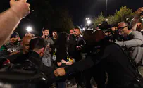 צילום: יונתן זינדל, פלאש 90 שוטרים גררו את ח"כ לזימי בהפגנה ליד הכנסת
