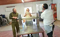 צפו: הרב זלמן מלמד אופה מצות לחג הפסח