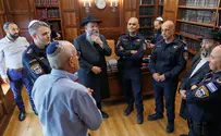 על סט מצות והגדה: הקצונה הבכירה בכפר חב"ד