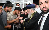 הראשון לציון אפה מצות עם הנערים החילונים