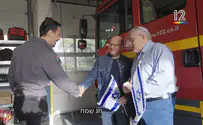 מנחם הורוביץ וחיים לוינסון חילקו דגלים