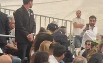 הרב הראשי ניגש לחבק את האב השכול