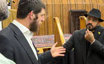 לבוש כחסיד חב"ד: איתי לוי ביקר באוהל הרבי