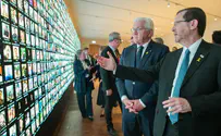 Israeli and German Presidents tour library, Honor 10/7 victims