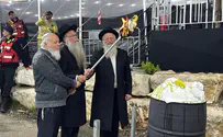 בני משפחות של עשרה חטופים יצקו שמן להדלקה