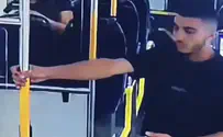 צעיר ערבי ירק על קצינה במדים באוטובוס