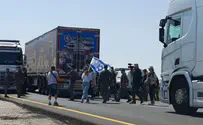 צפו: עשרות חוסמים את משאיות הסיוע במעבר כרם שלום