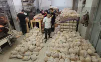 Арабы пекут десятки тысяч пит, пока пленники страдают от голода