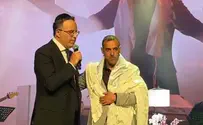 Yaakov Shwekey presents 'fallen soldiers' tallit' to Eli Sharabi